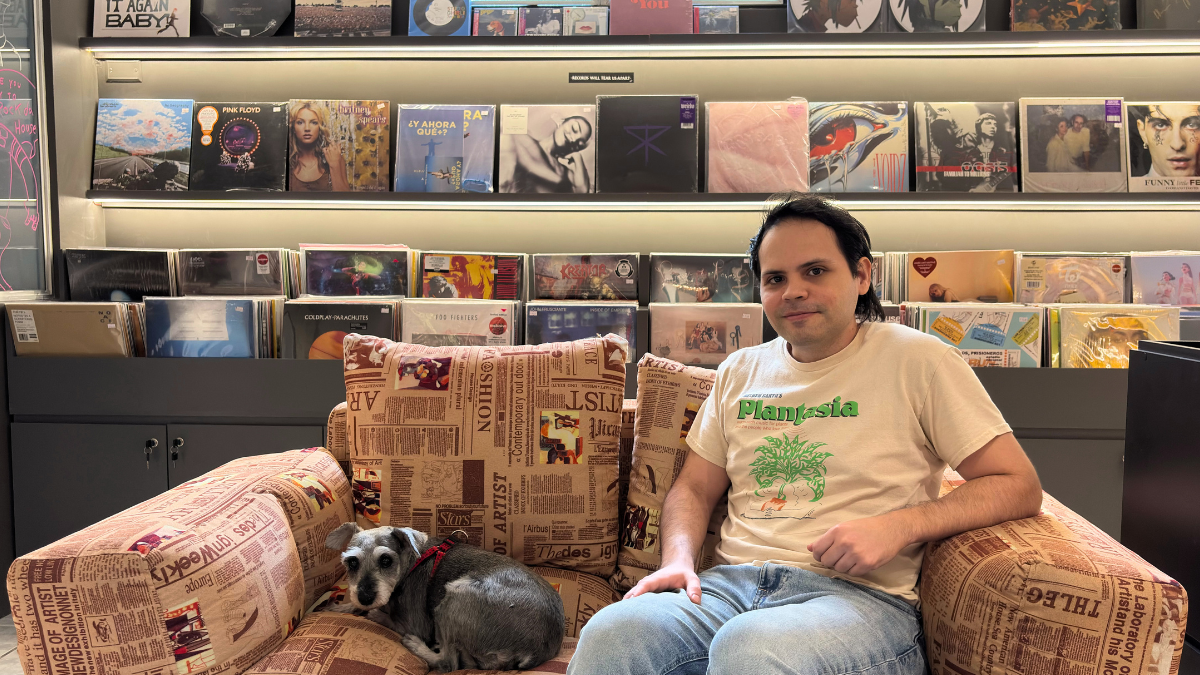 Andrés Yánez, coleccionista y dueño de la marca Bee Vinyl, junto a su macota Holly