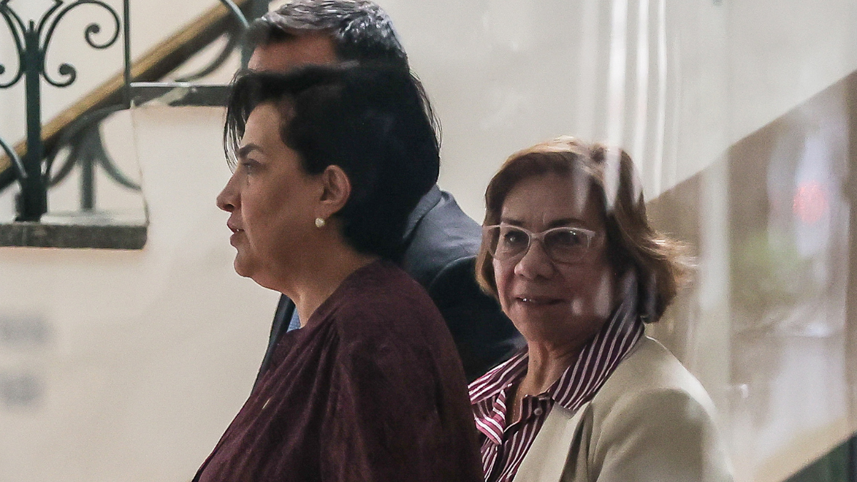 La canciller de Ecuador, Gabriela Sommerfeld, y su homóloga colombiana, Rosa Villavicencio, durante la reunión en el Palacio de Najas, en Quito.