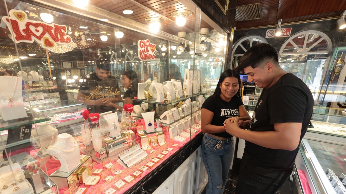 Jhonny Moreno y Joselyn Mejía compran los anillos en la joyería Marthita.