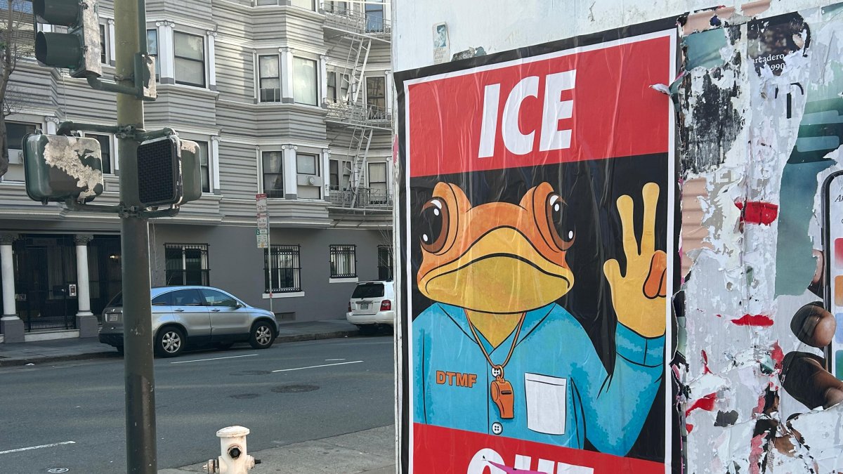 Fotografía de un cartel con la imagen del sapo concho entre la frase 'ICE Out' (Fuera ICE) colgado en una calle este jueves en San Francisco, California (EE.UU.).