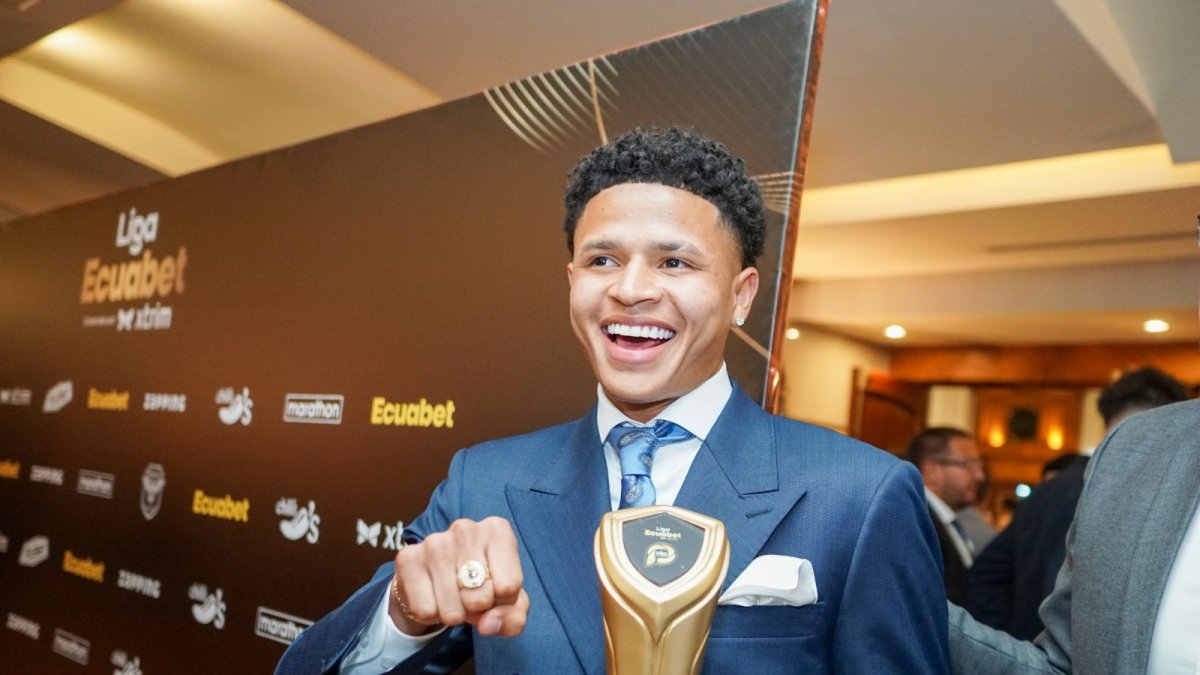 Patrik Mercado se llevó el premio al mejor jugador de la LigaPro. Lució feliz el trofeo y el anillo.