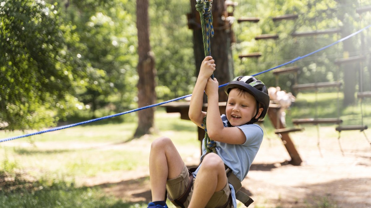 Durante las vacaciones, la presencia de los padres adquiere un valor especial. No se trata de pasar todo el día juntos, sino de aprovechar los momentos disponibles y compartirlos de forma auténtica.