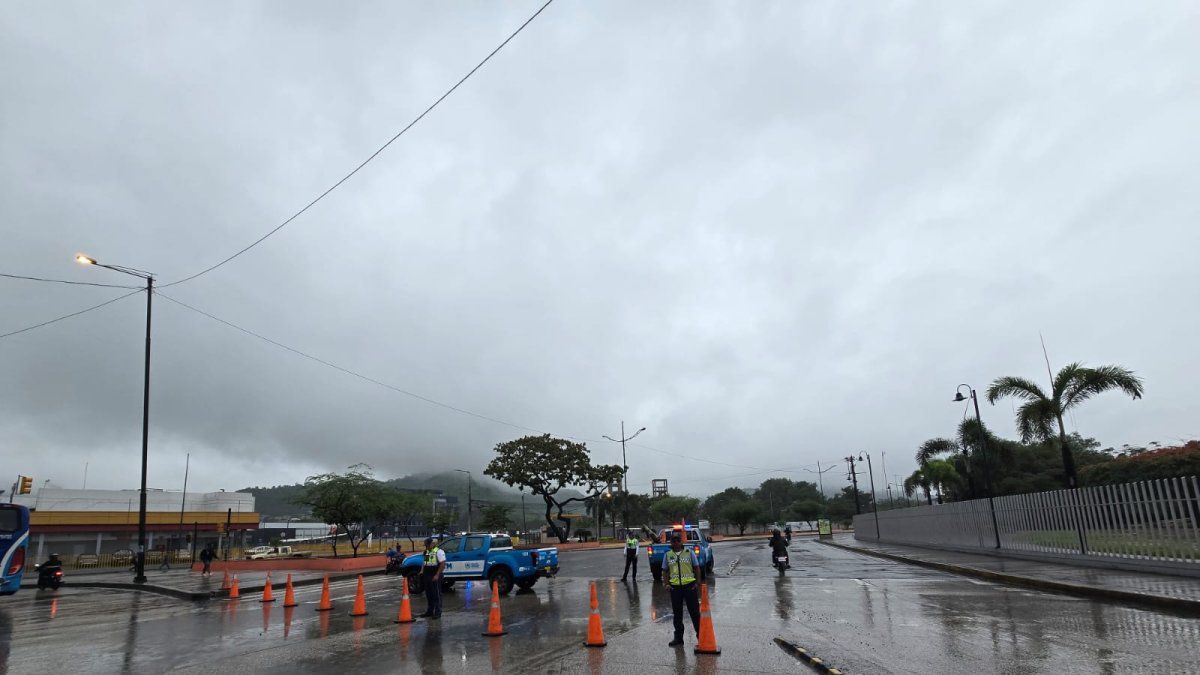 Personal de la Agencia de Tránsito y Movilidad (ATM) cerró al tránsito vehicular algunas intersecciones cercanas al estadio Monumental, donde jugará Lionel Messi.