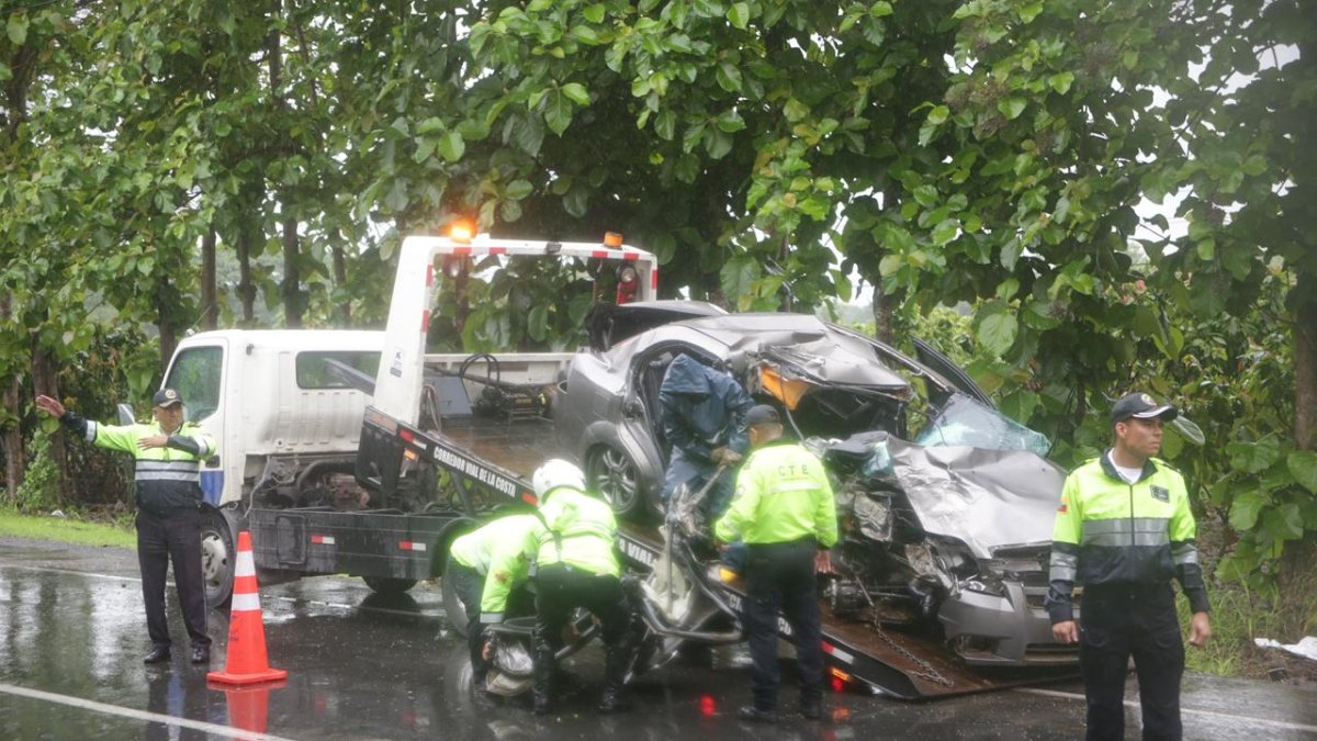 Personal de la Comisión de Tránsito del Ecuador (CTE) atendió la emergencia en la vía a la costa, este sábado 7 de febrero.