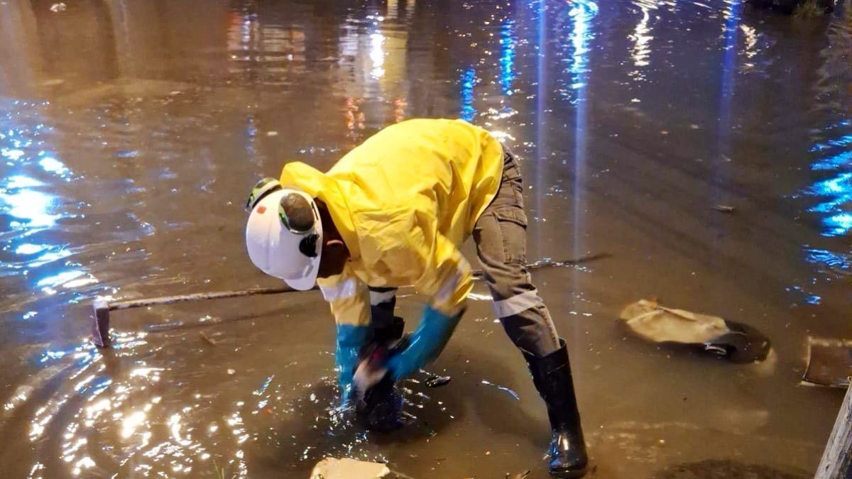 En varias vías de Guayaquil se reportó acumulación de agua la noche del viernes 6 de febrero.