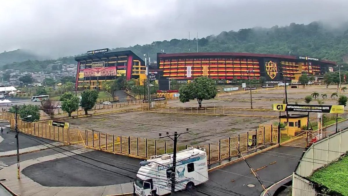 En el estadio Monumental, de Barcelona Sporting Club, se jugará el denominado Partido de la Historia. Cerca del mediodía, los hinchas aún no acudían al escenario.