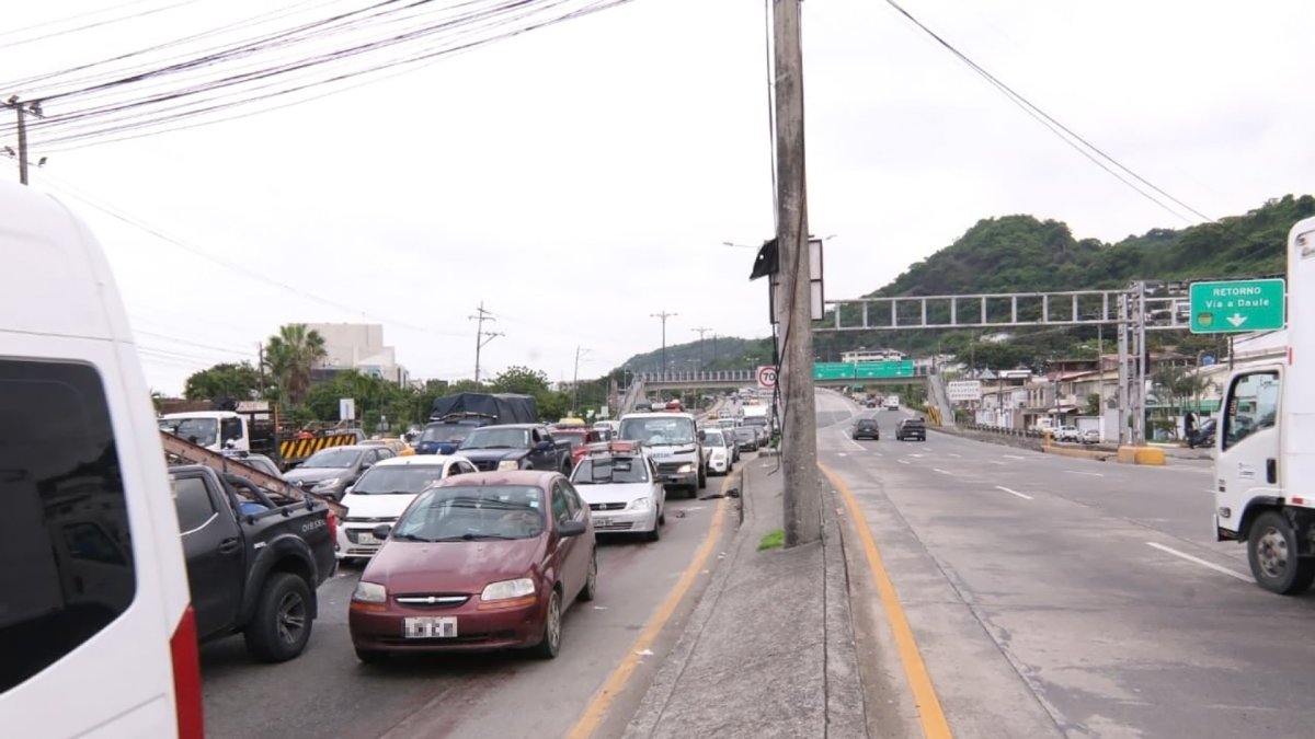 El crimen y el posterior procedimiento policial generaron congestión vehicular en la vía a Daule, que se extendió hasta la avenida Carlos Julio Arosemena.