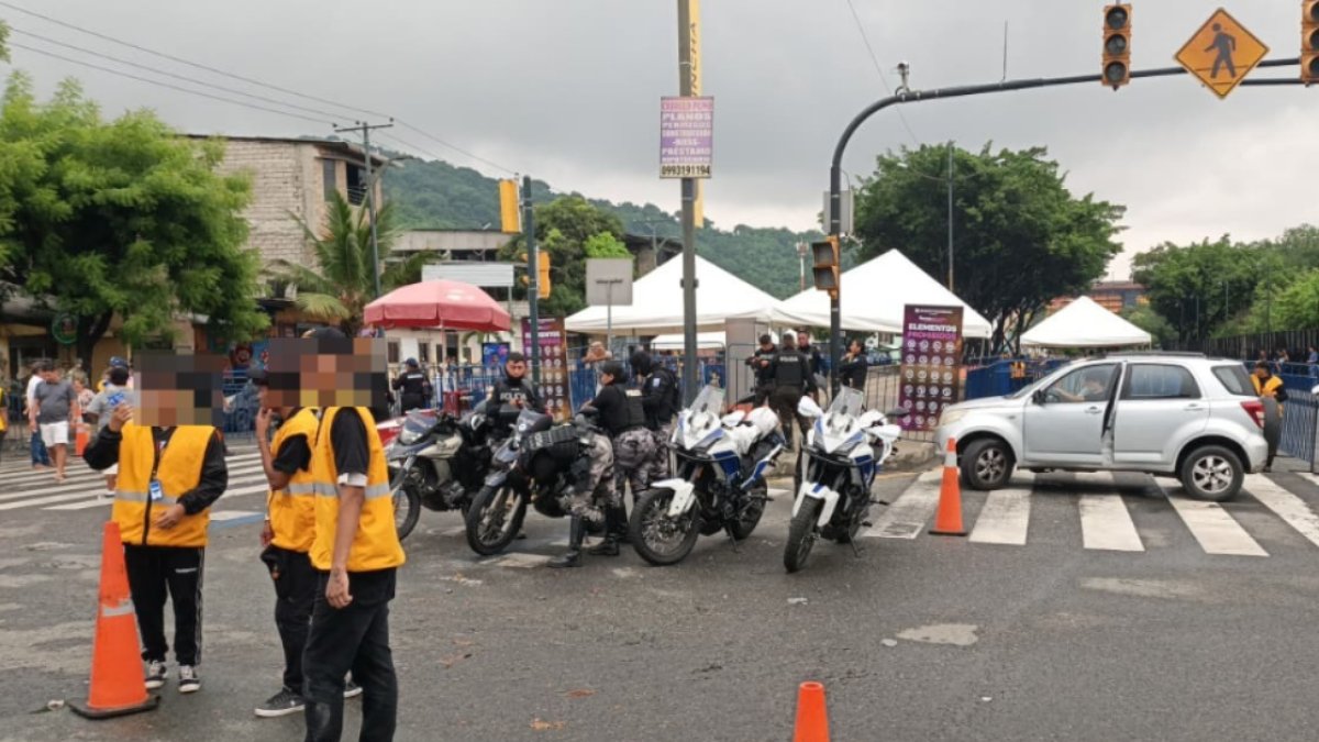 Agentes de la Policía Nacional ejecutan controles para garantizar la seguridad de los asistentes al denominado Partido de la Historia, que será protagonizado por Lionel Messi.