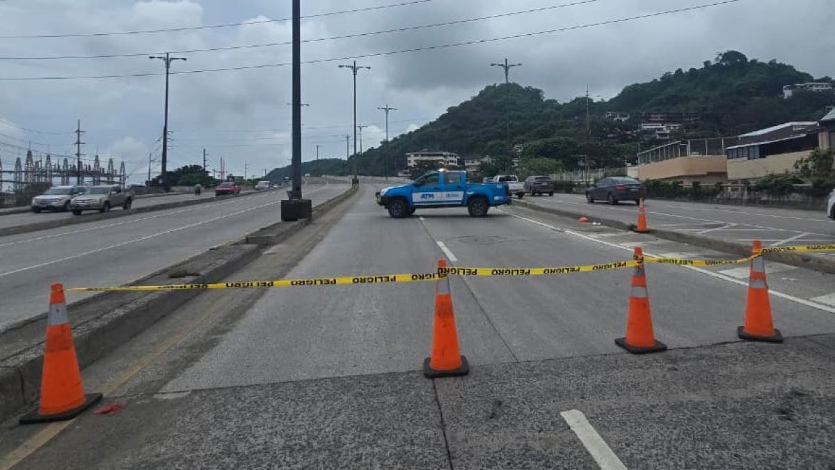 El cierre al tránsito vehicular se dio en la vía a Daule, en el sentido hacia el túnel san Eduardo.