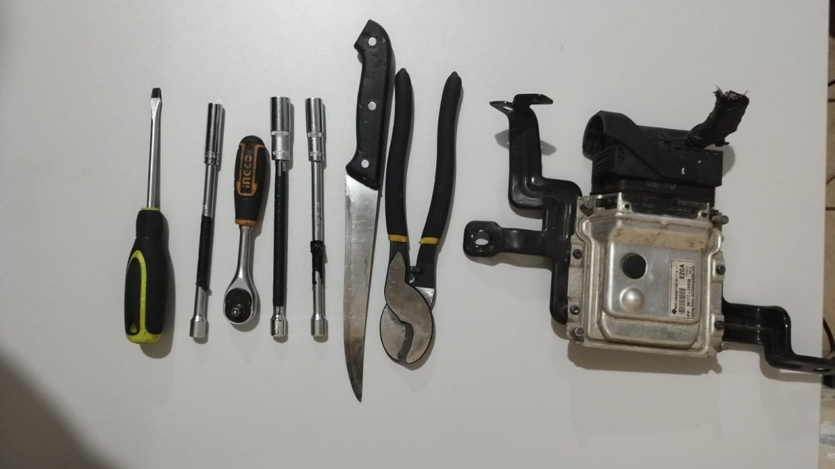 Durante el registro se encontraron accesorios de vehículos sustraídos, así como herramientas.