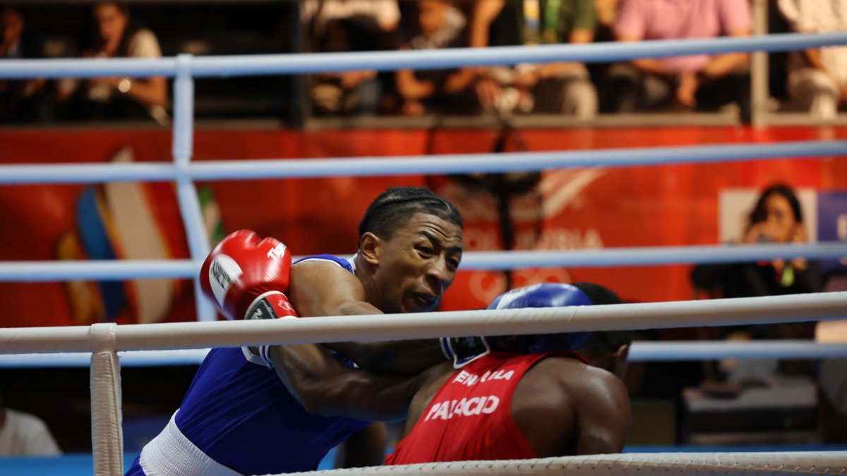 El pugilista ecuatoriano José Rodríguez (i) entrena individualmente debido a que no hay bases de entrenamientos de la Federación.Comite Olimpico Ecuatoriano.