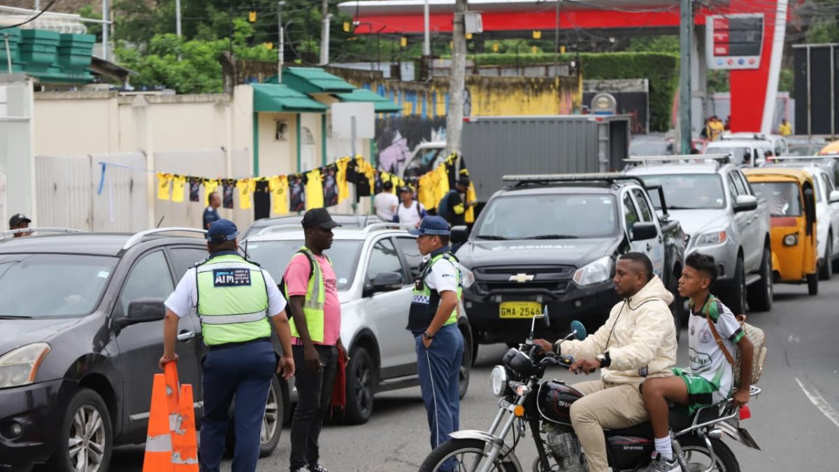 Infracciones como circular en moto sin casco se cometían frente a los miembros de la Agencia de Tránsito y Movilidad (ATM), en la avenida José María Velasco Ibarra.