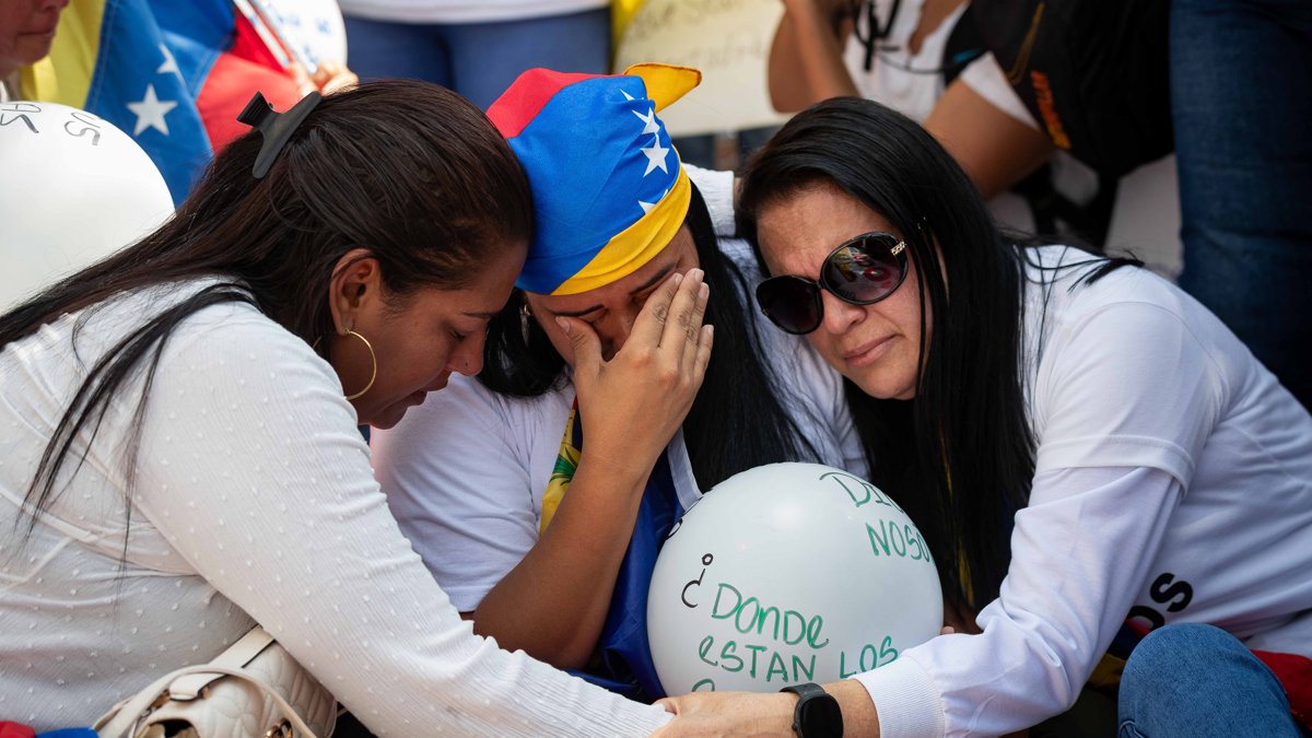 Personas lloran durante una protesta alrededor de El Helicoide este sábado 7 de febrero, en Caracas (Venezuela).