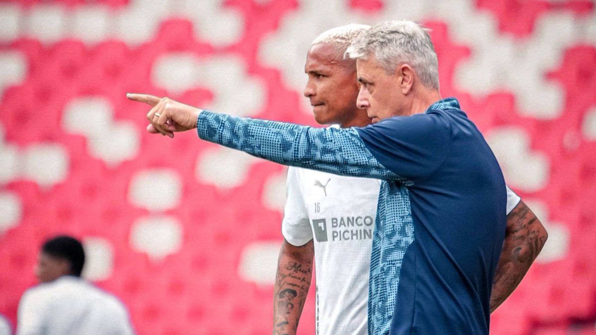 El DT Tiago Nunes y el delantero brasileño Deyverson, el fichaje estrella de los albos.