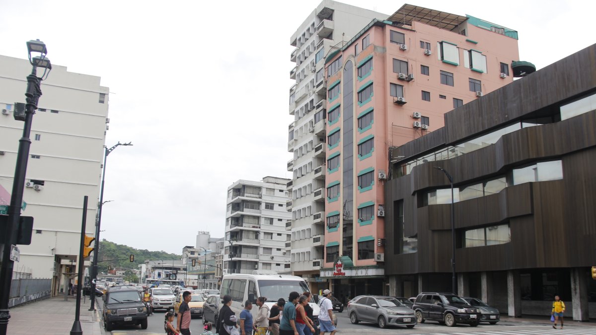 La avenida Machala, con seis carriles para vehículos y sin zonas de descanso peatonal, es una de las más complicadas de cruzar en Guayaquil.