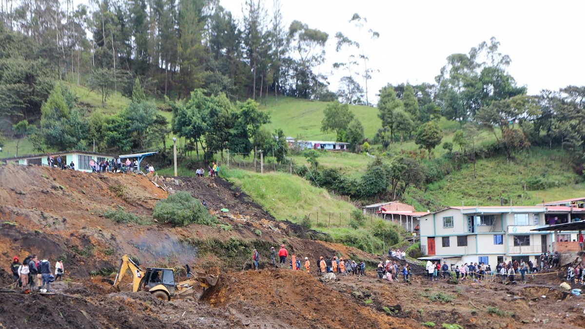 Fotografía cedida por la Gobernación de Nariño que muestra un deslizamiento de tierra este sábado 7 de febrero, en el municipio de Mallama, en el departamento de Nariño (Colombia).