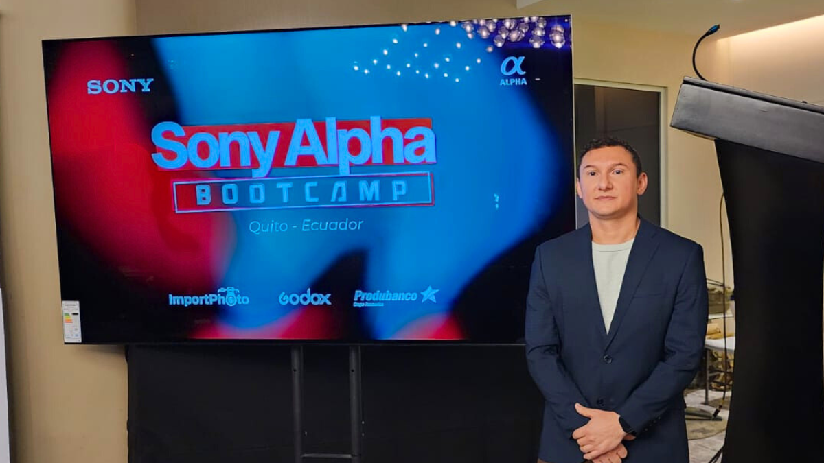 Ronald Mosquera, subgerente de ventas de Sony Ecuador, durante el Sony Alpha Bootcamp, explicando los objetivos del evento y la creación de comunidad audiovisual.