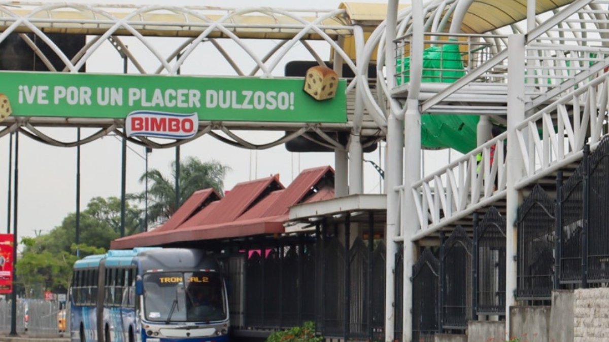 Diariamente miles de personas transitan por la parada Centro de Convenciones, especialmente en horas pico.