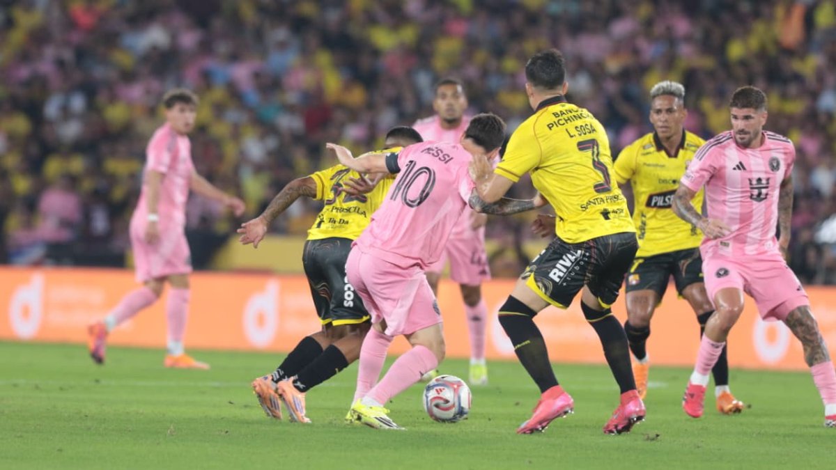 Lionel Messi en acción ante Barcelona SC en el Monumental.