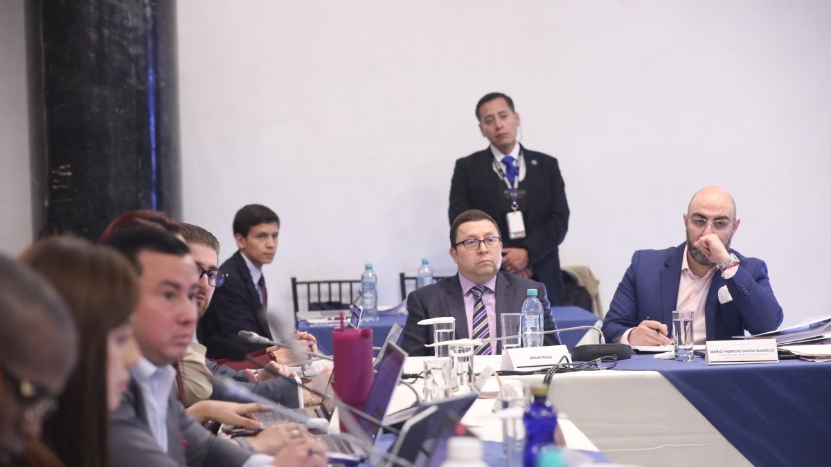 Mario Godoy, presidente del Consejo de la Judicatura, acompañado de su abogado Stalin Raza, en la Comisión de Fiscalización