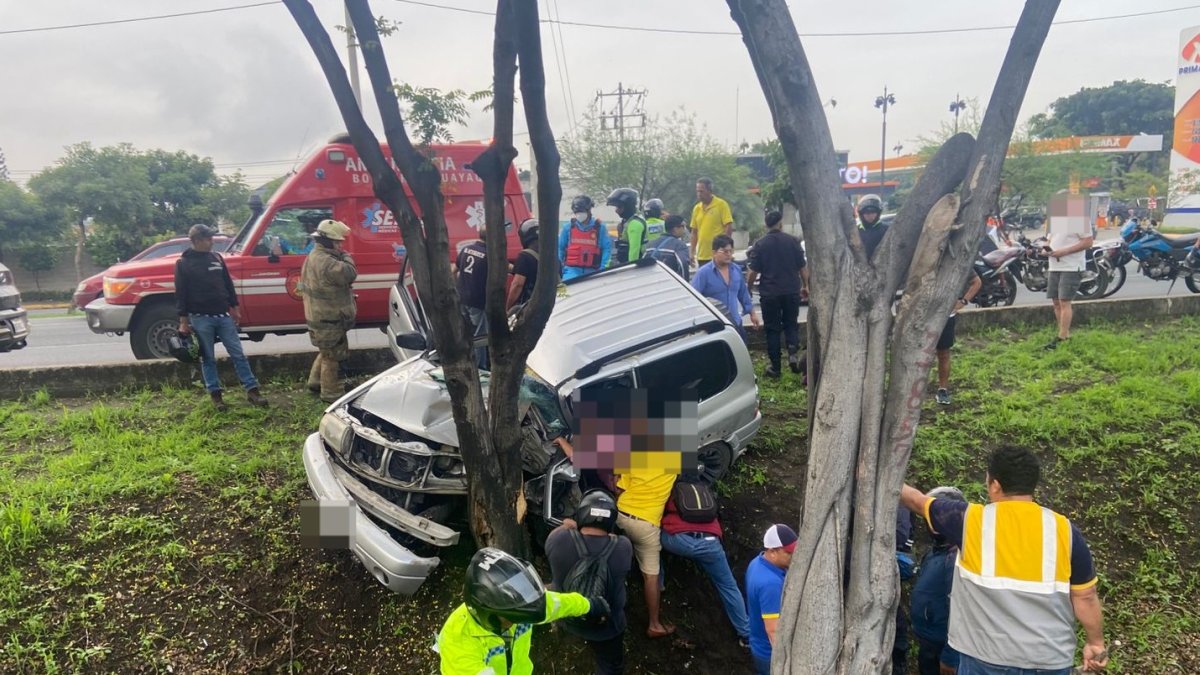 El vehículo se impactó contra un árbol. Los siniestros viales ocurren casi a diario en vía a la costa.