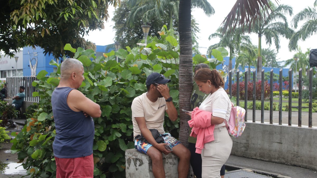 Los familiares de Blanca León Rugel acudieron a la morgue para realizar los trámites correspondientes.
