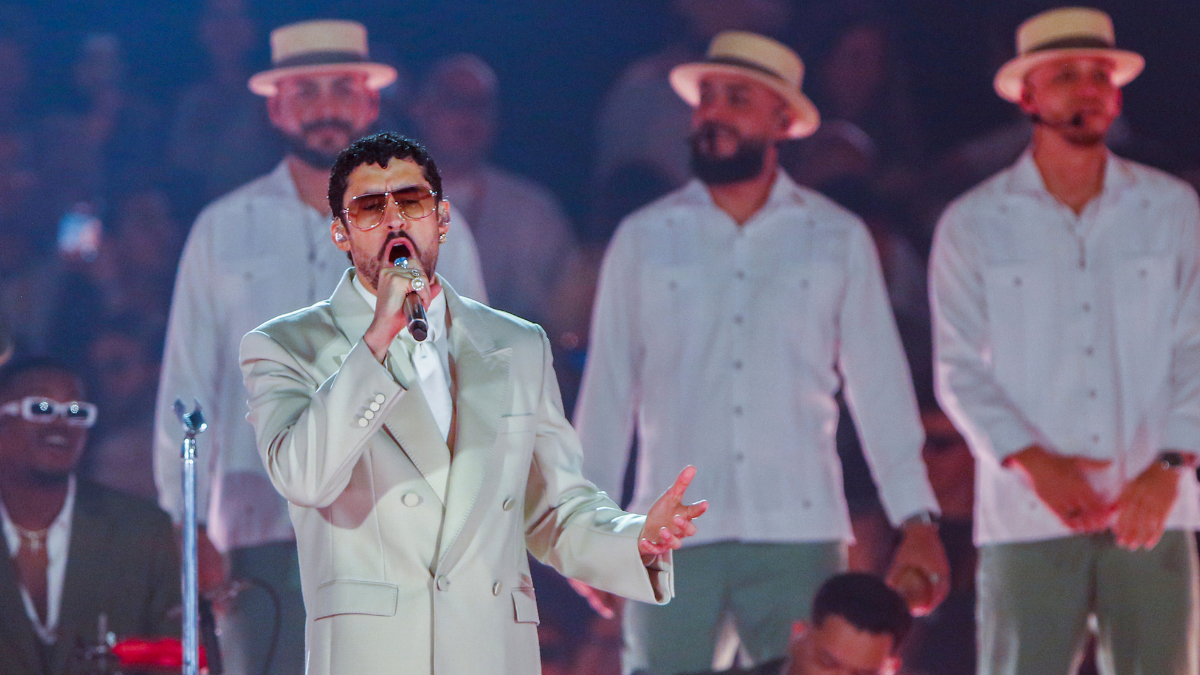 El cantante puertorriqueño Bad Bunny durante su segundo concierto de la gira 'Debí Tirar Más Fotos World Tour' en el estadio Atanasio Girardot en Medellín (Colombia).