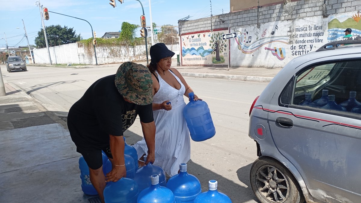Comprar agua potable en botellones es la opción ante el imprevisto corte del servicio, algo que se ha vuelto constante en General Villamil Playas.