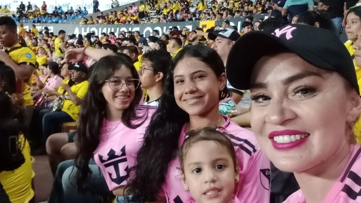 Gineth Moreno con sus hijas.