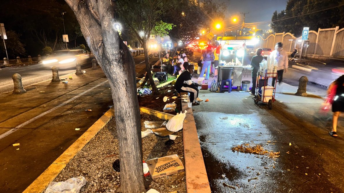 Más de cinco toneladas de basura se acumularon en las calles aledañas al Estadio Monumental Banco Pichincha, en Guayaquil.