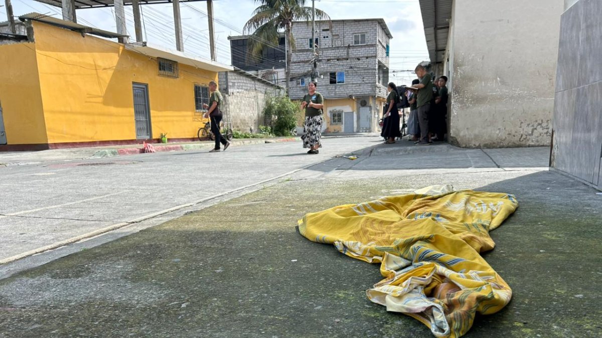 En el lugar del crimen aún permanecía la sábana con la que se cubrió el cadáver.