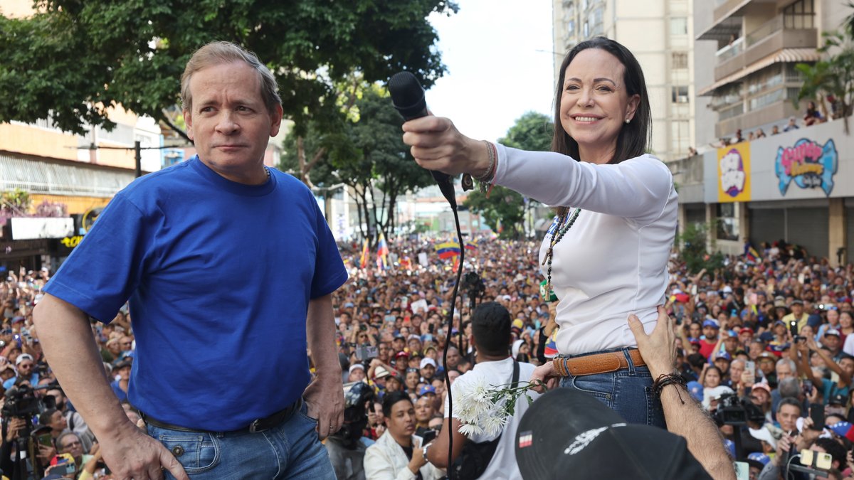 Fotografía de archivo fechada el 9 de enero de 2025 del exdiputado venezolano Juan Pablo Guanipa (i) junto a la líder antichavista María Corina Machado durante una protesta en Caracas.