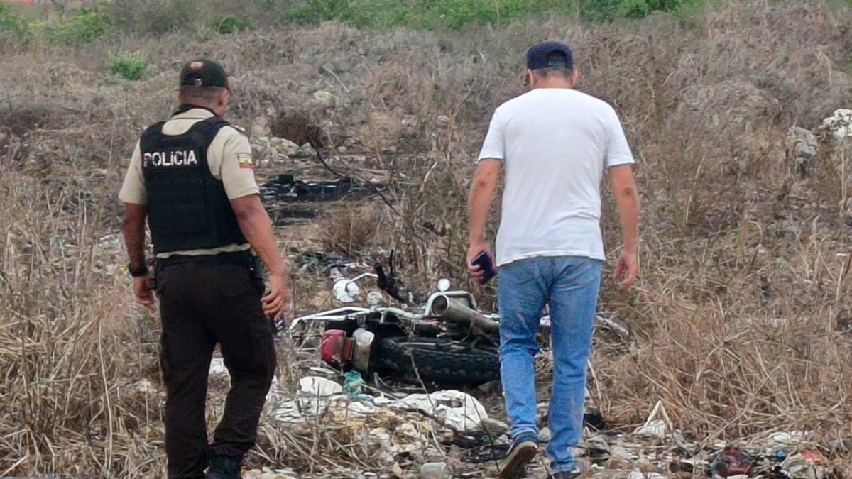 Esta moto fue encontrada cerca del lugar del crimen, en los alrededores de la Universidad Estatal Península de Santa Elena (UPSE).