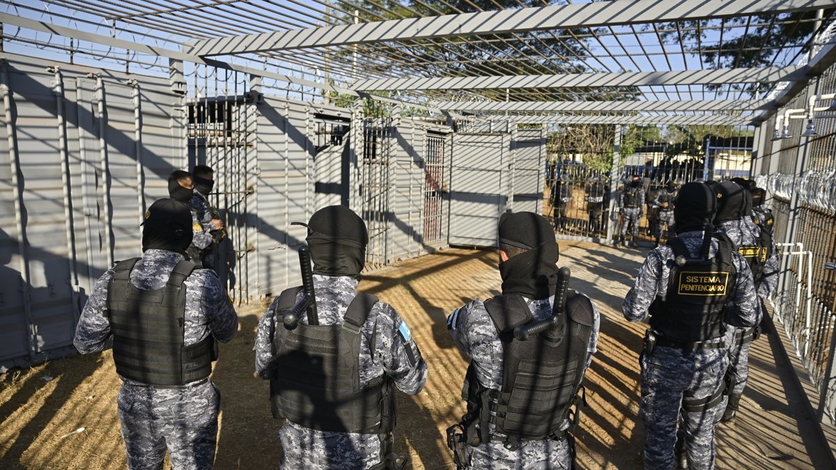 Traslado de los reos que protagonizaron el motín en la cárcel Renovación 1, este domingo 8 de febrero, en Escuintla a unos 60 kilómetros al sur de la Ciudad de Guatemala.