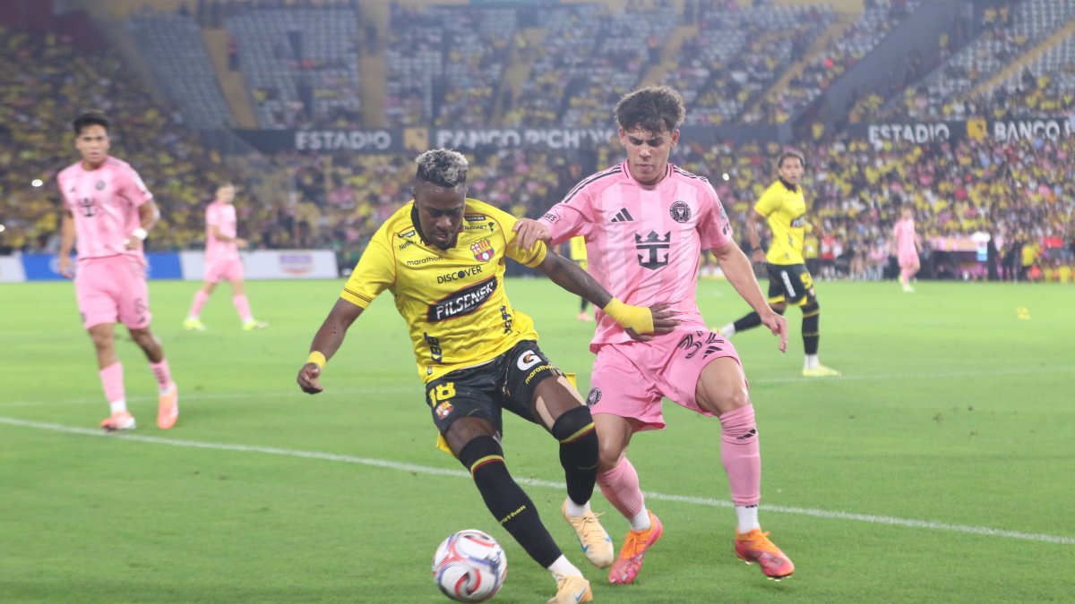 Bryan Carabalí, del Barcelona, intenta eludir la marca de Noah Allen, lateral del Inter Miami.