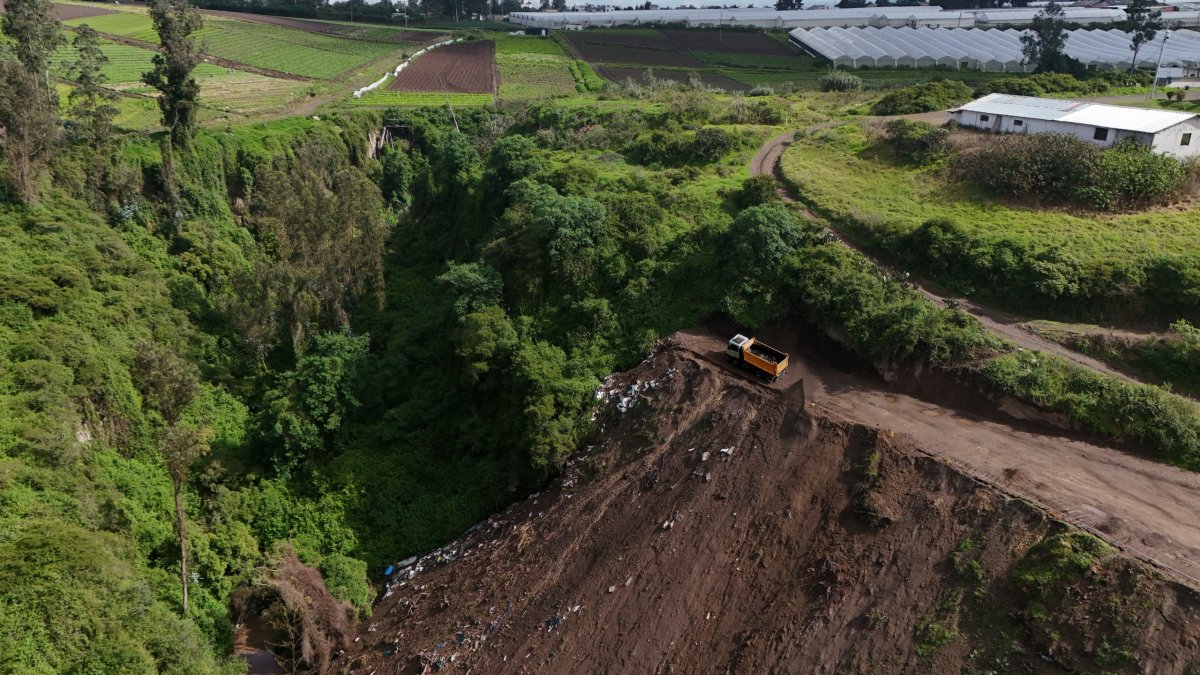 Moradores denuncian que la quebrada Chupahaycu, en Pifo, es usada como botadero ilegal, con tala de árboles y grave afectación ambiental.