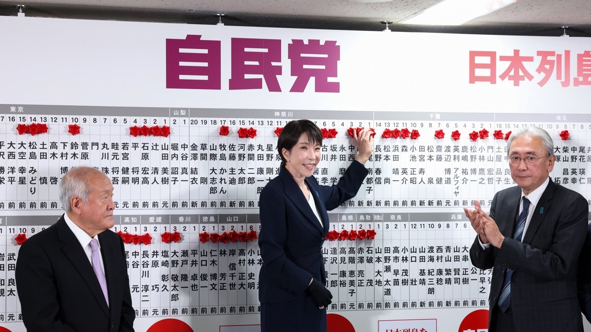 La primera ministra de Japón, Sanae Takaichi, líder del Partido Liberal Democrático (PLD), junto al secretario del PLD, Shunichi Suzuki, y el jefe de estrategia electoral del PLD, Keiji Furuya.