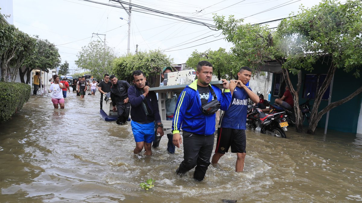 Personas intentan rescatar sus pertenencias, este sábado 7 de febrero, luego de una nueva creciente del río Sinú que afectó el barrio El Dorado en Montería.