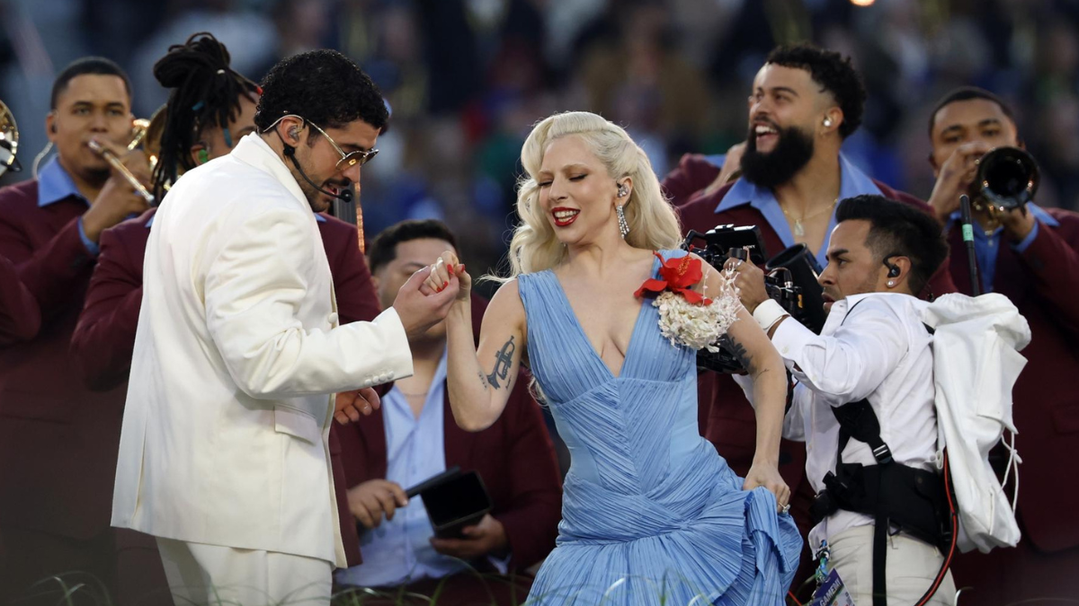 Bad Bunny celebró las raíces latinas en su show en el Super Bowl.