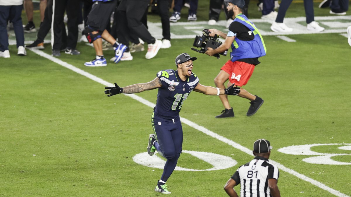 El jugador de los Seahawks Jaxon Smith-Njigba, más conocido por sus iniciales de JSN no aguantó la emoción de campeón y corrió al campo tras el pitazo final.