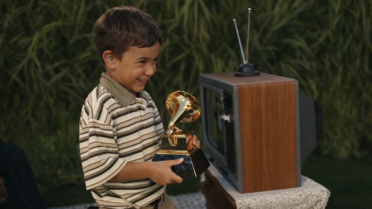 Un niño protagonizó un momento viral en el show de Bad Bunny en el Super Bowl, este domingo 8 de febrero.