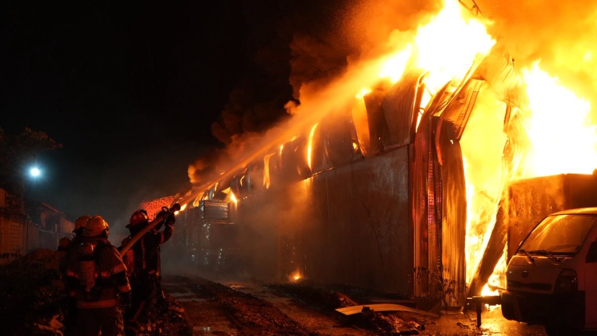 Bomberos desplegaron más de 38 unidades para controlar incendio en fábrica del Guasmo Norte.