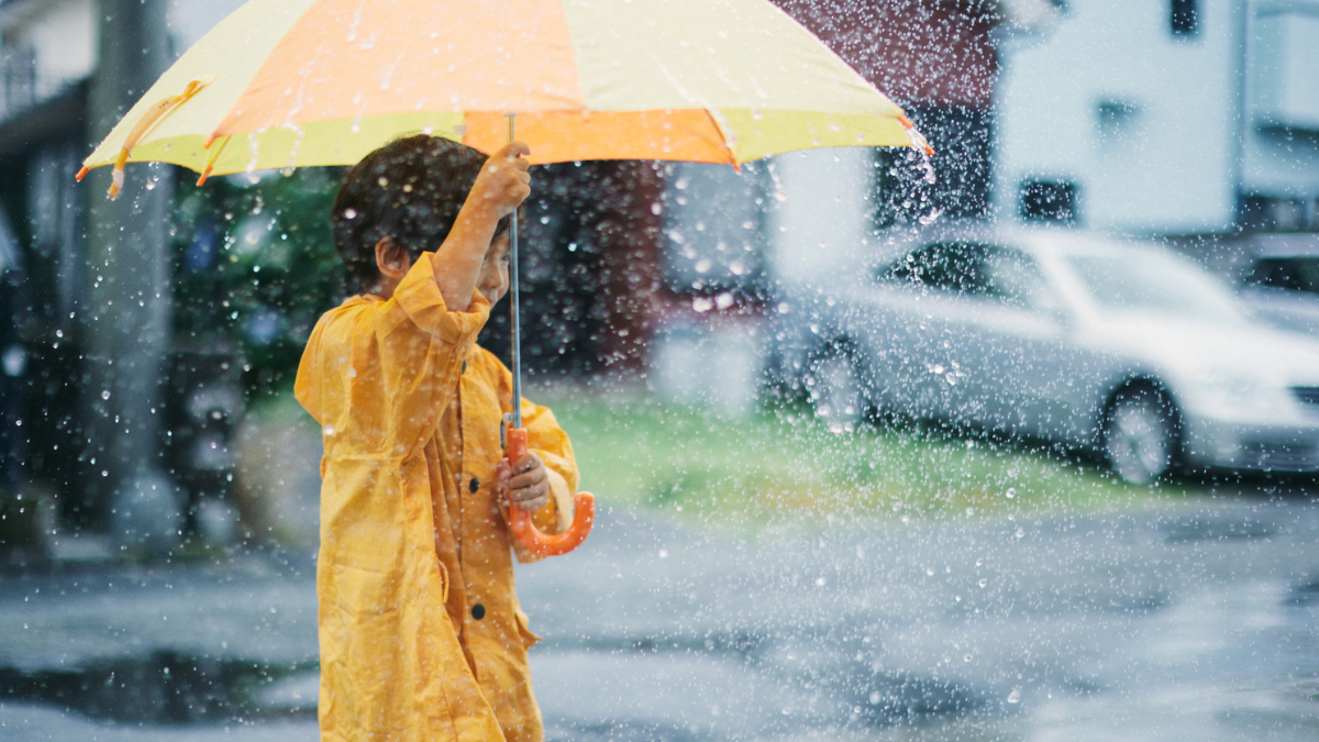 Referencial. Un niño se protege de la intensa lluvia con su paraguas, mientras el Inamhi mantiene la alerta por tormentas eléctricas en varias regiones del país.