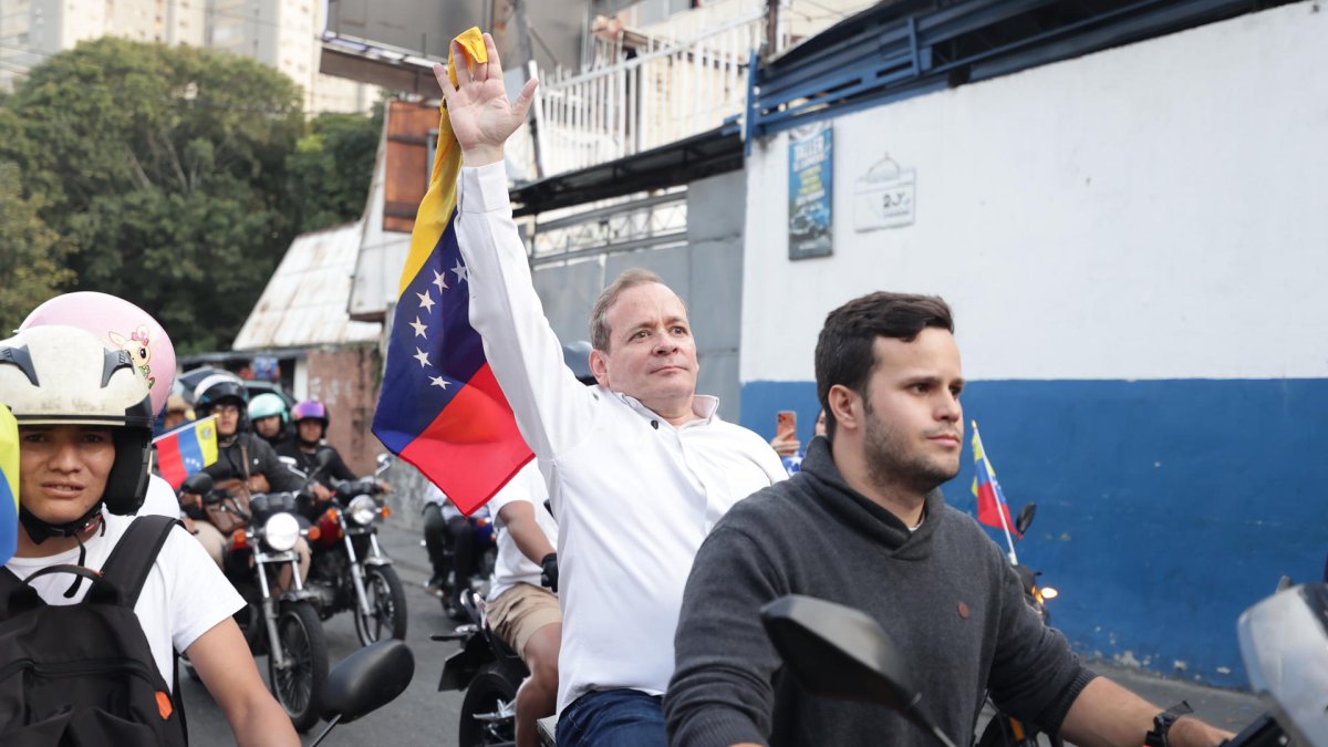 El opositor Juan Pablo Guanipa (c), cercano a la líder María Corina Machado en Caracas (Venezuela).