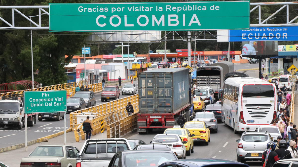Congestión vehicular y peatonal en el puente internacional que conecta a Colombia con Ecuador, en medio de la tensión por la crisis bilateral.