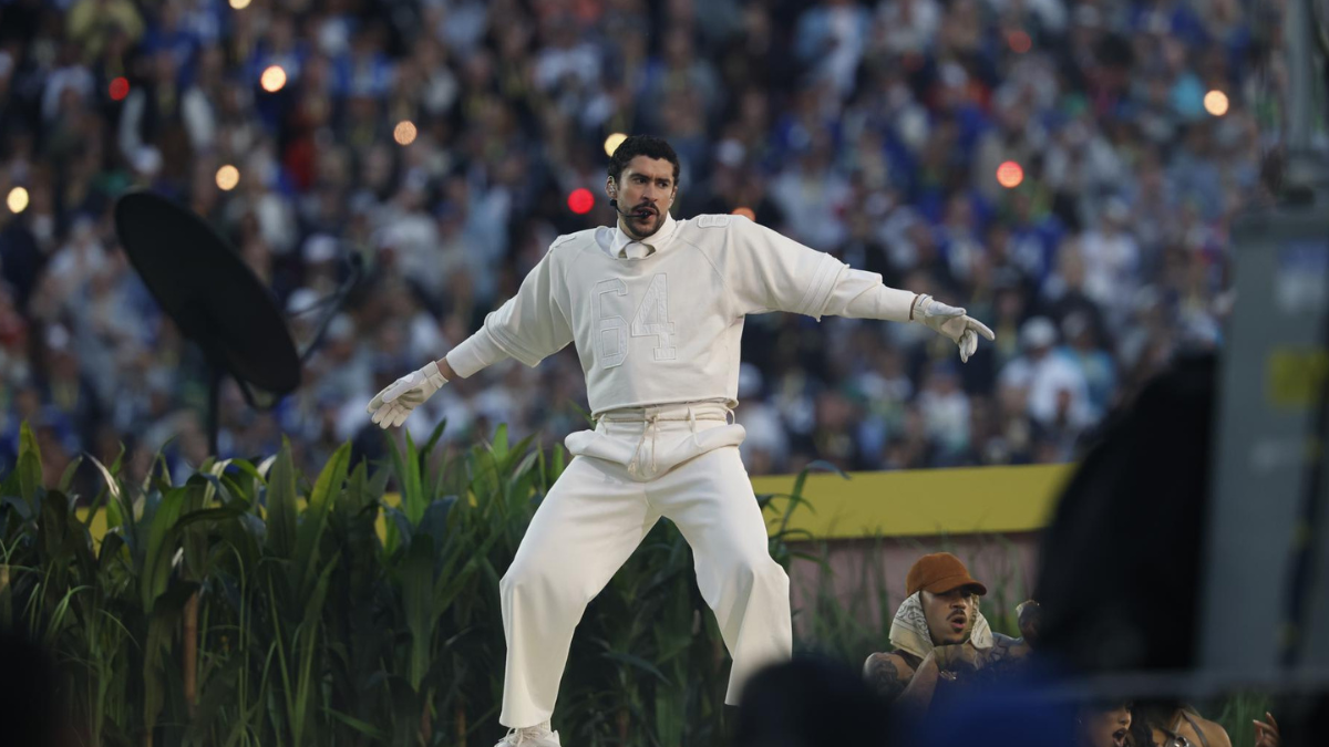 Bad Bunny durante su histórico show en el Super Bowl, horas antes de borrar todo su contenido en Instagram.