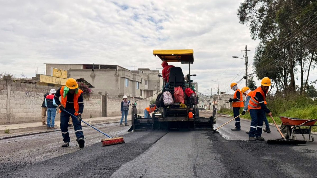 Referencia: La avenida Quitumbe Ñan se amplía a cuatro carriles, lo que genera cierres viales temporales y desvíos controlados por la AMT.