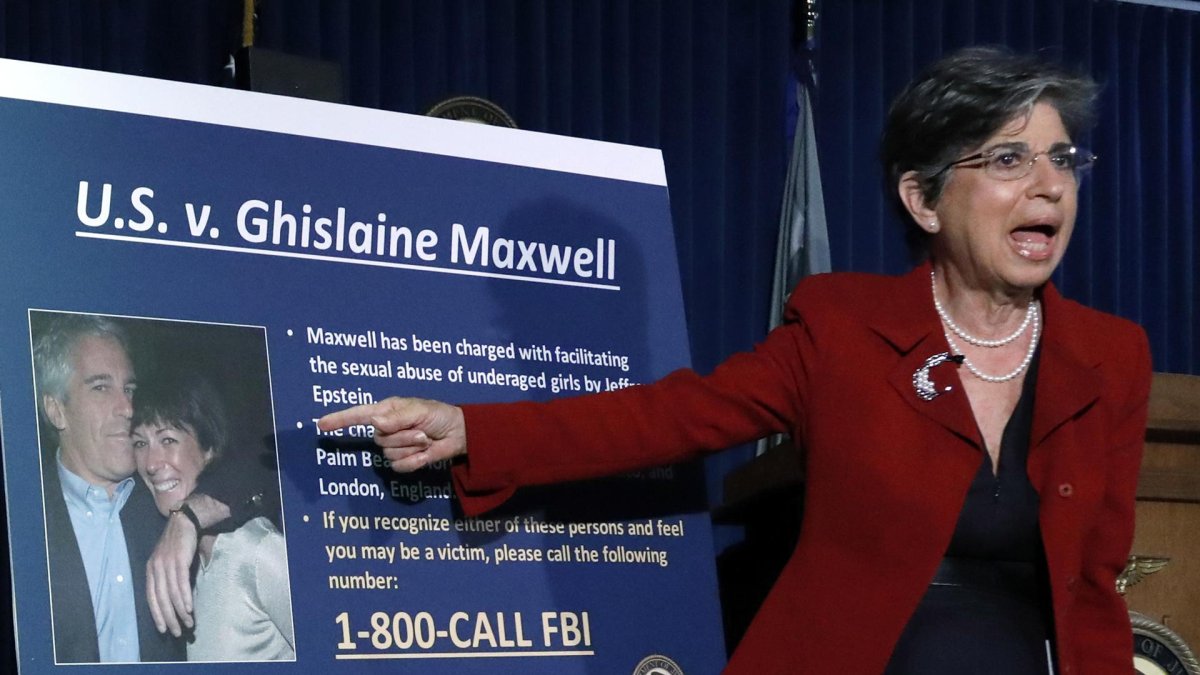 La fiscal Audrey Strauss anuncia en 2020 los cargos contra Ghislaine Maxwell en Nueva York.