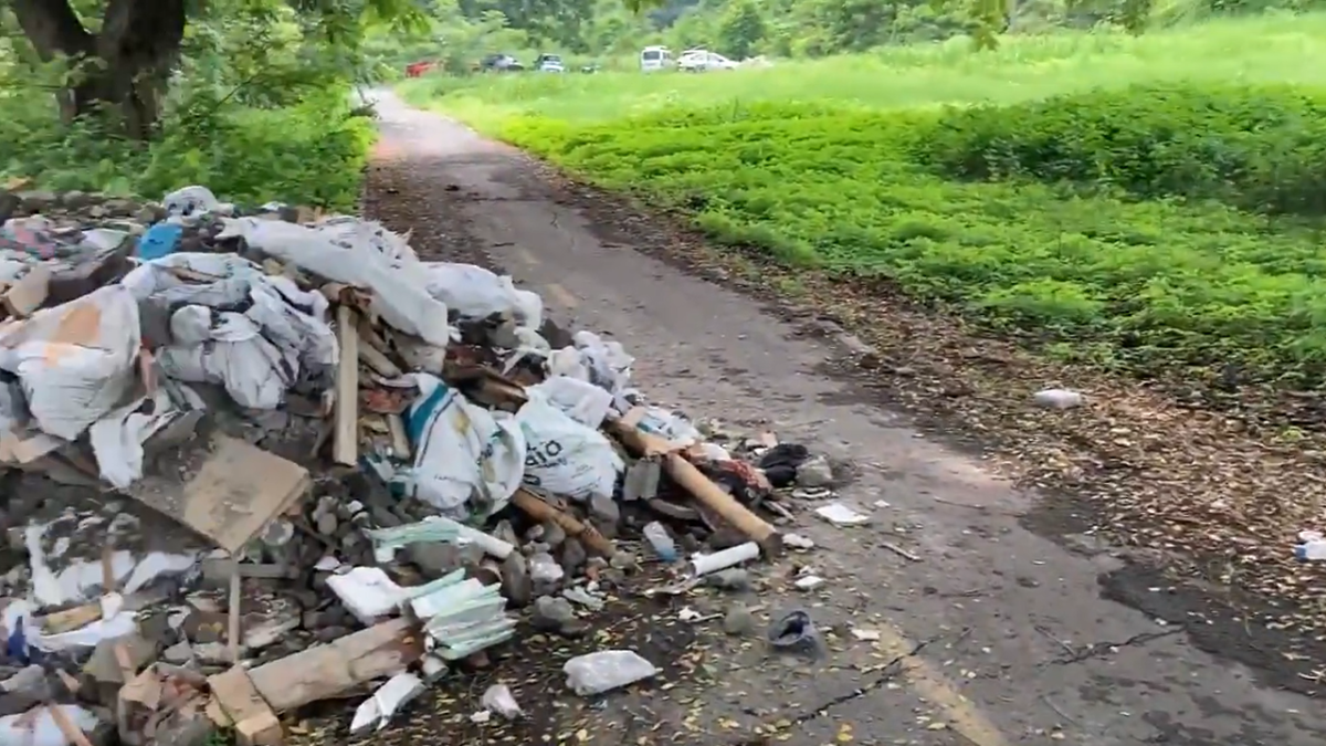 En la ciclovía de vía a la costa, a la altura de Puerto Hondo, se bota basura sin control.