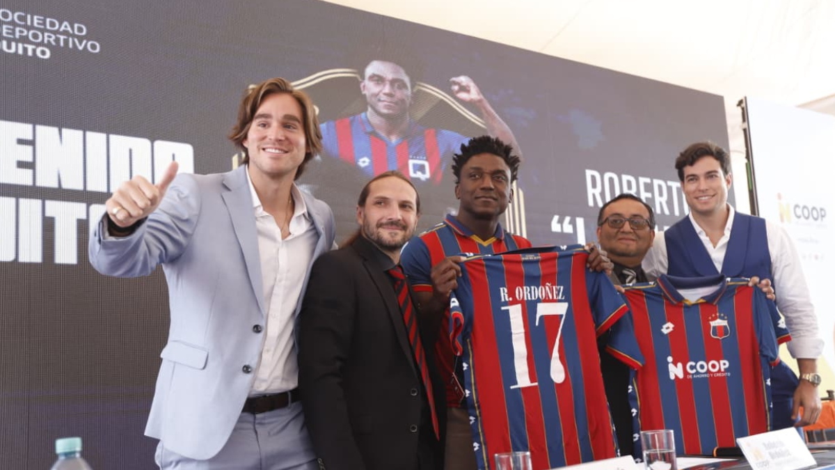 Presentación de Roberto La Tuka Ordeñez en el Deportivo Quito. Gustavo Guamán